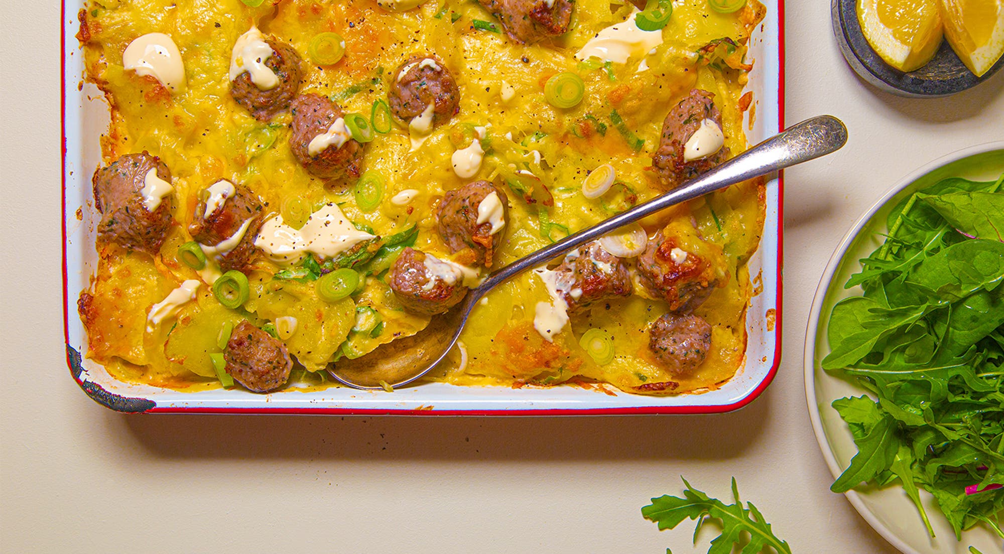 Potet- og vårløkgrateng med salsicciapølse