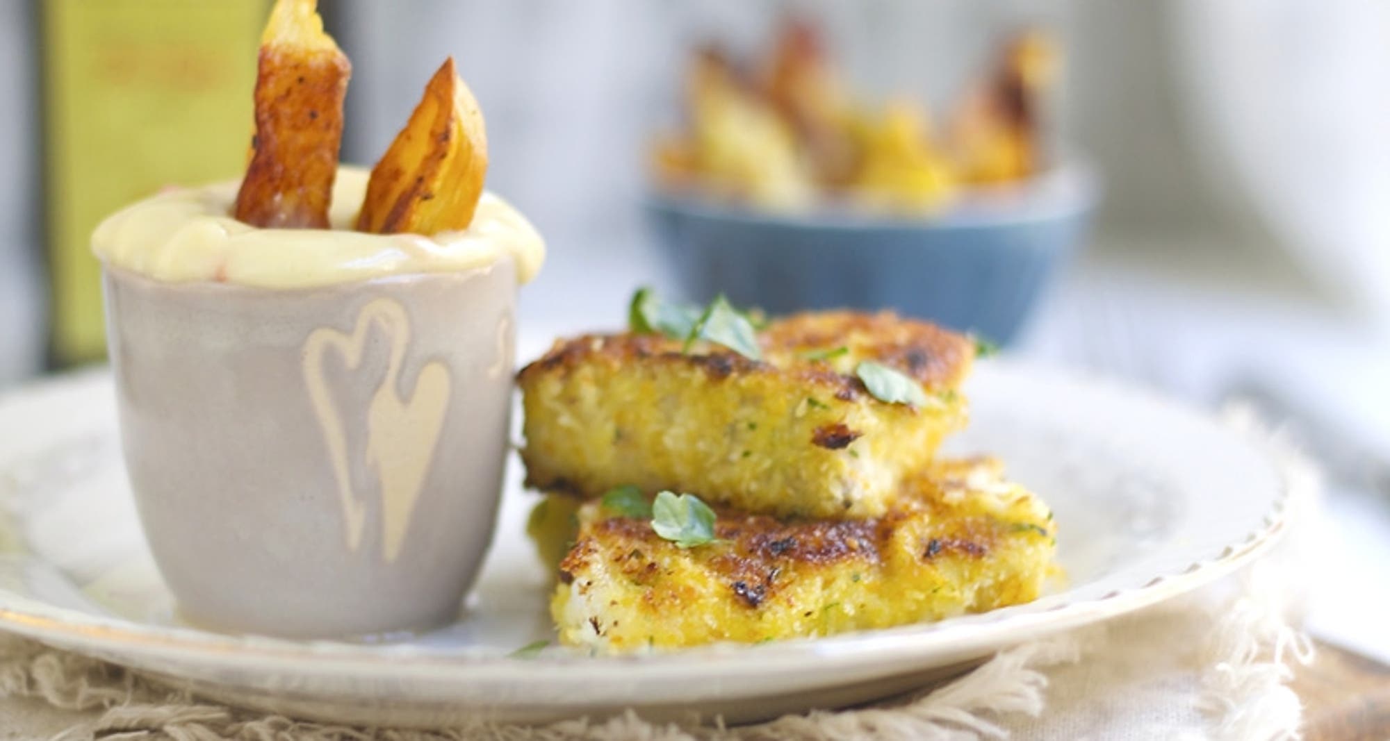 Sprø fiskepinner, chiliaioli og søtpotetchips