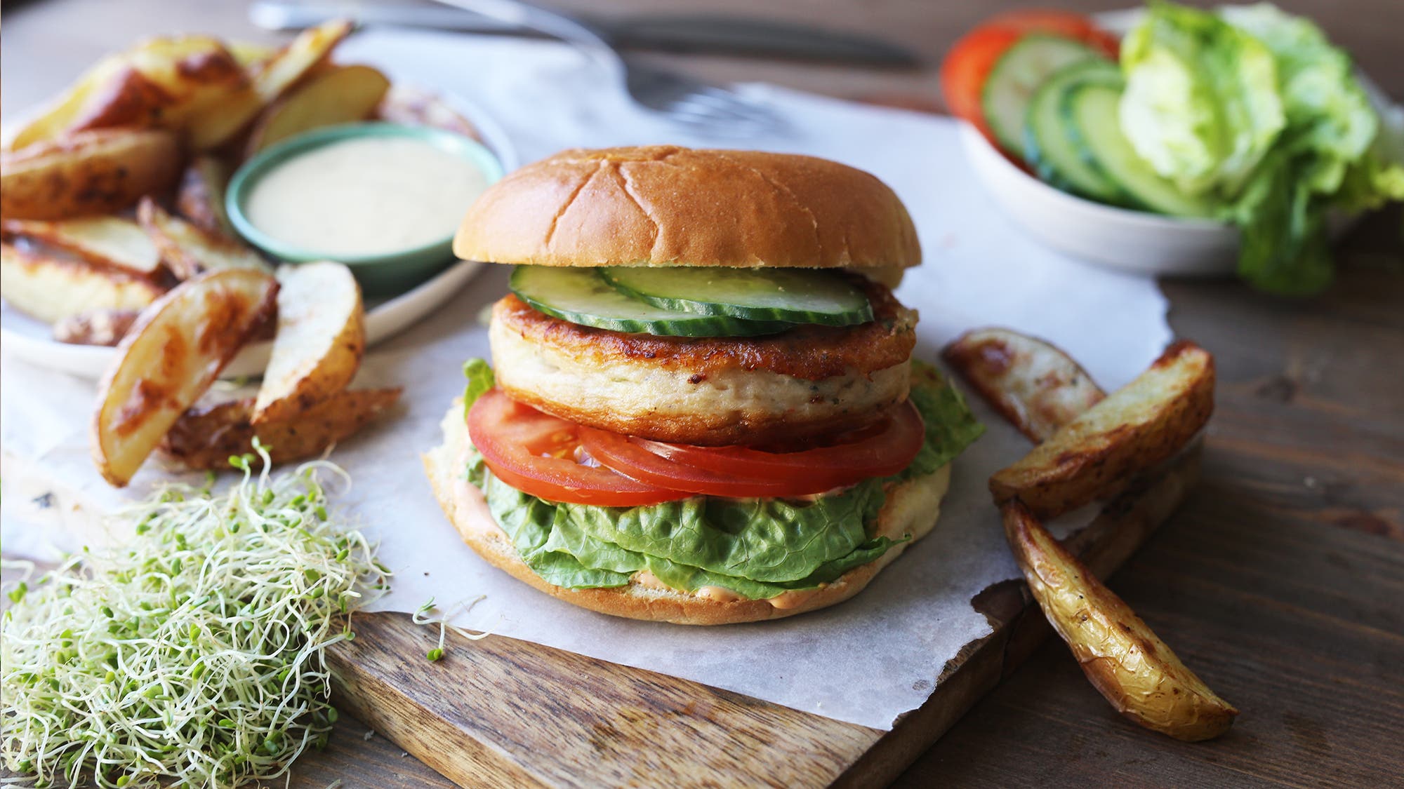 Fiskekakeburger med potetbåter