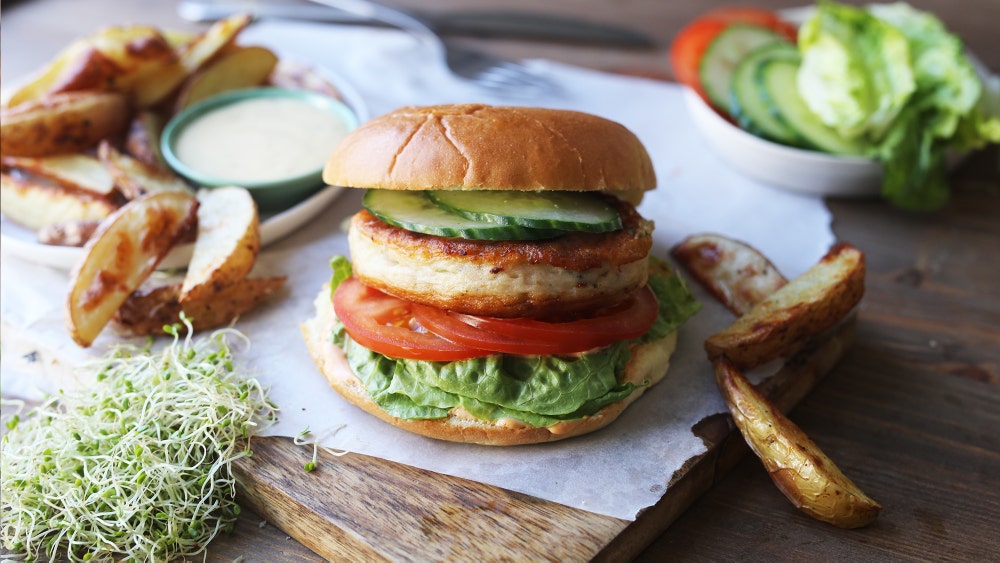 Fiskekakeburger med potetbåter