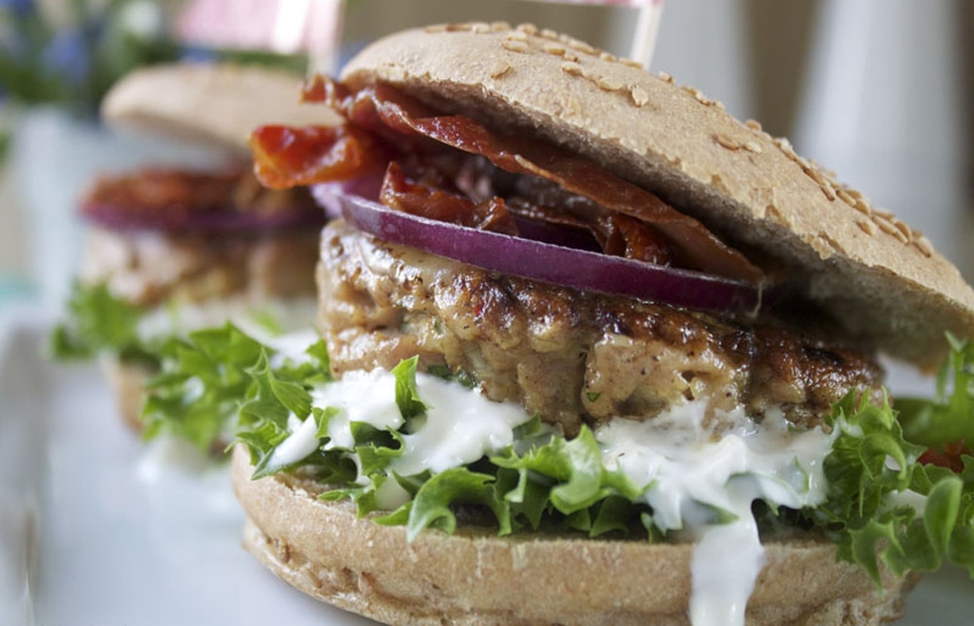 Kyllingburger med crispy bacon, ost og hvitløksdressing