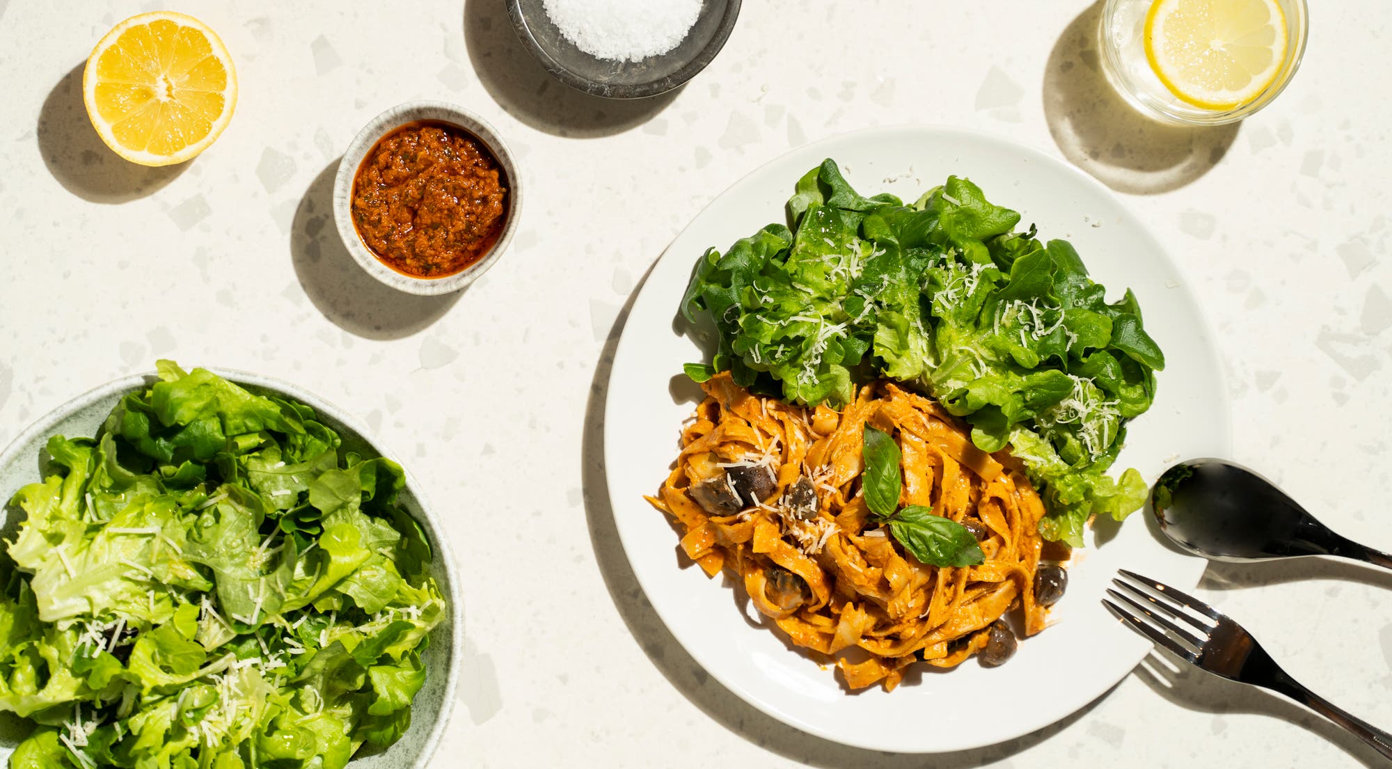 Kremet one pot pasta med rød pesto