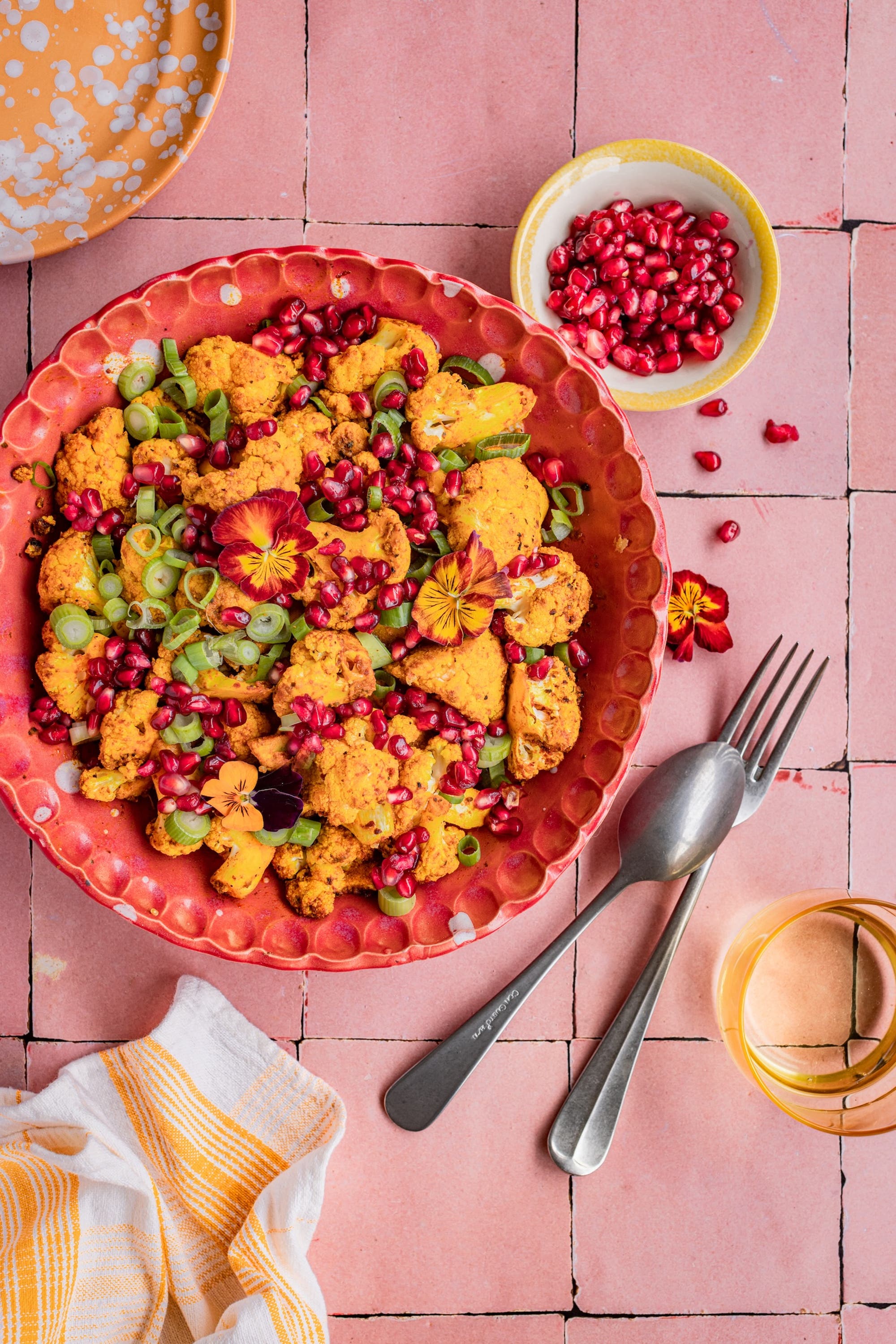 Currystekt blomkål med vårløk og granateple