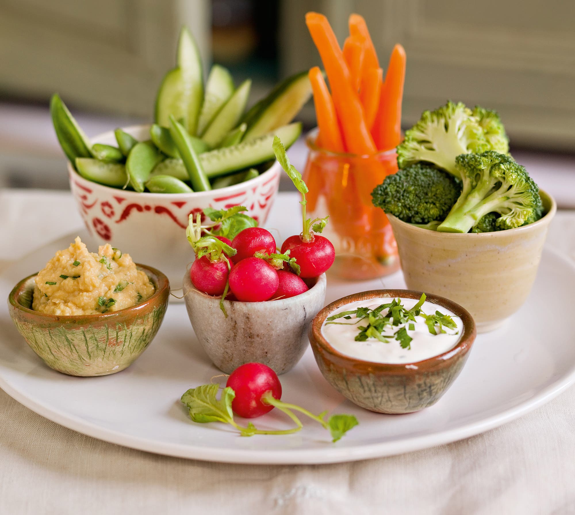 Knaskegrønnsaker med hummus