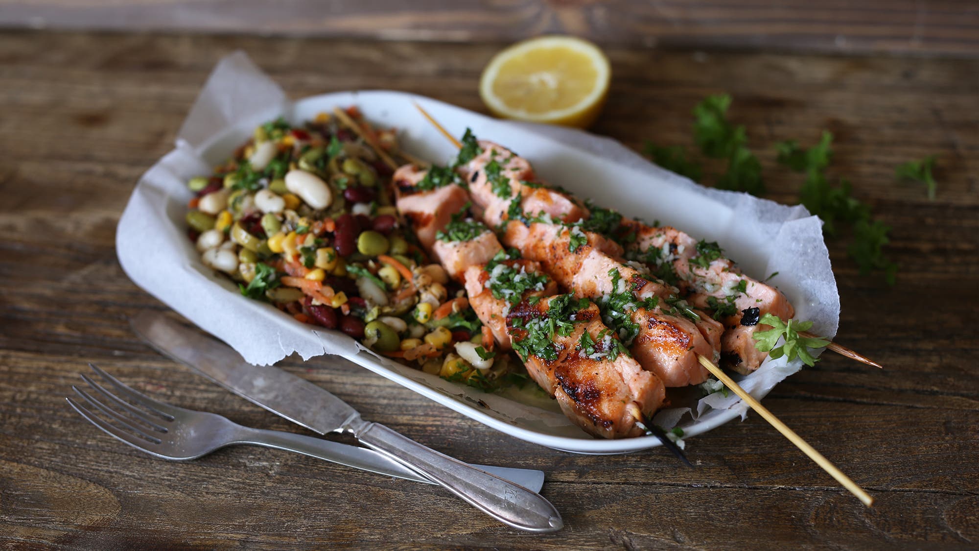 Laksespyd med middelhavssalat