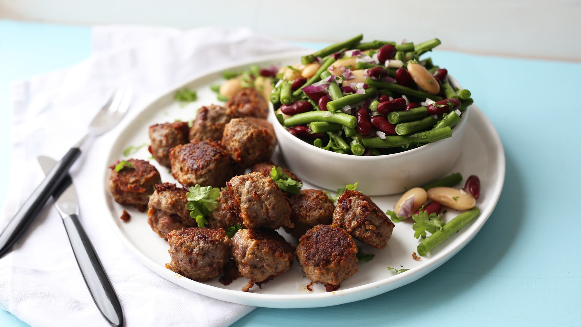 Enkle kjøttboller med bønnesalat