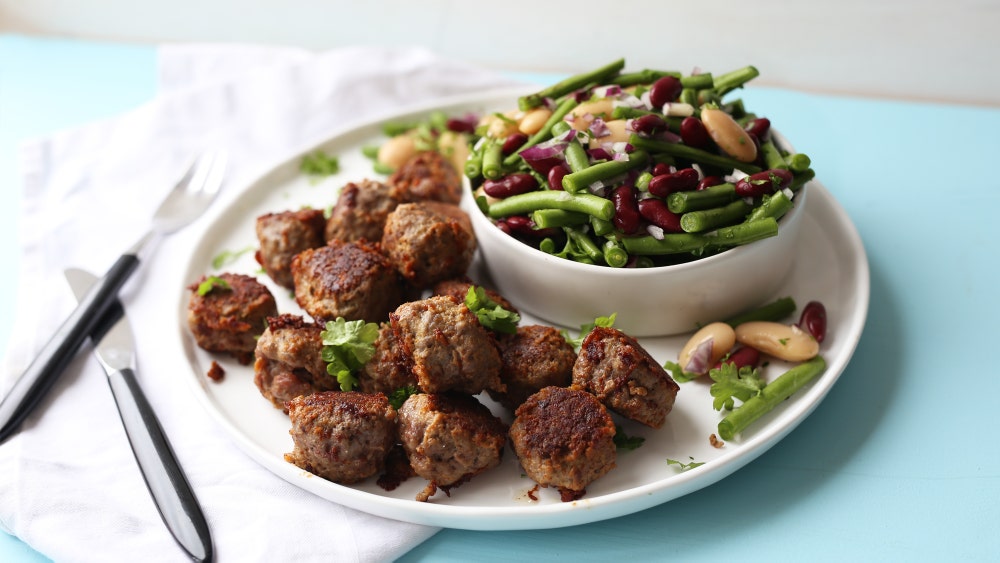 Enkle kjøttboller med bønnesalat