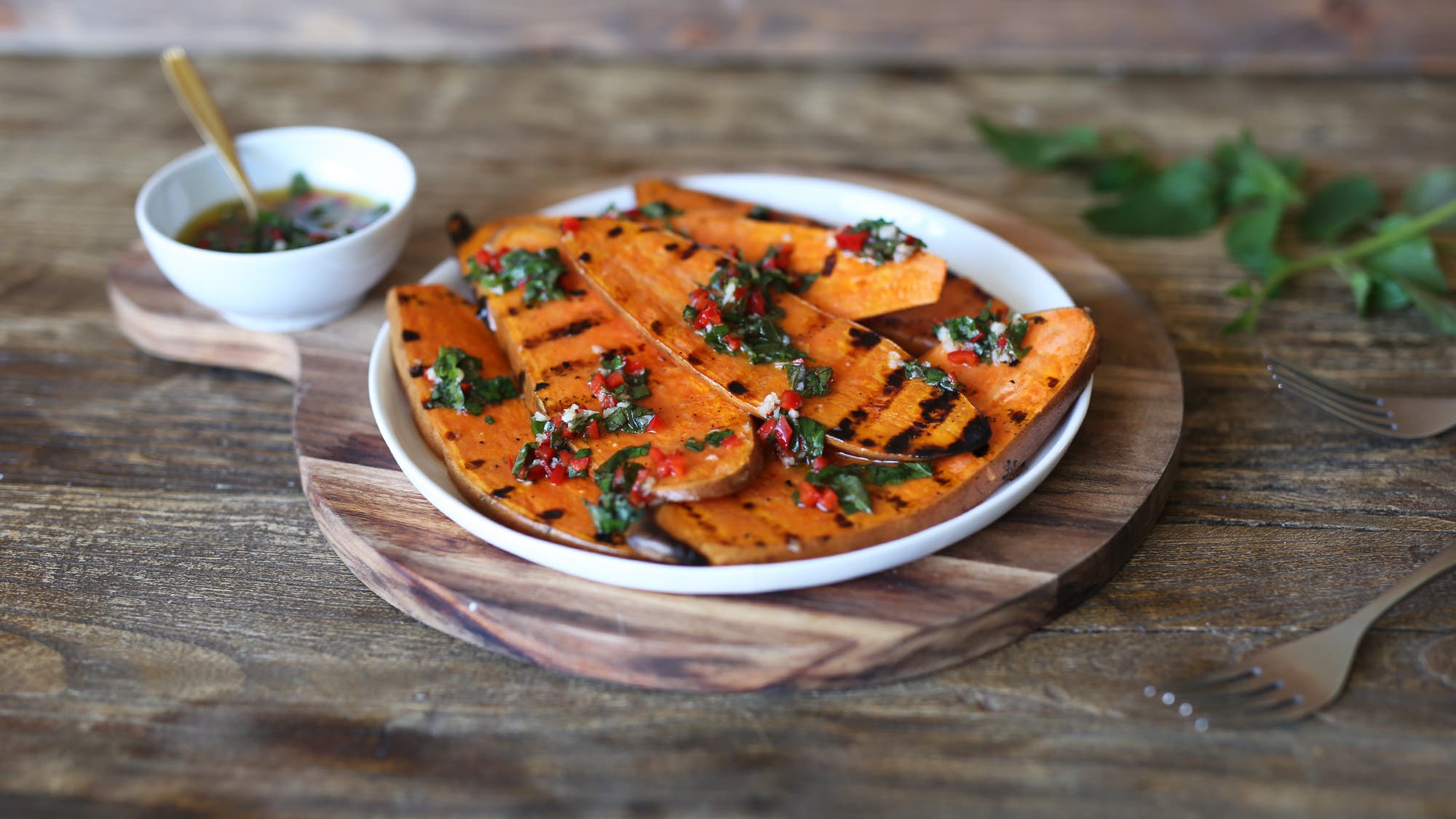 Grillet søtpotet med myntedressing