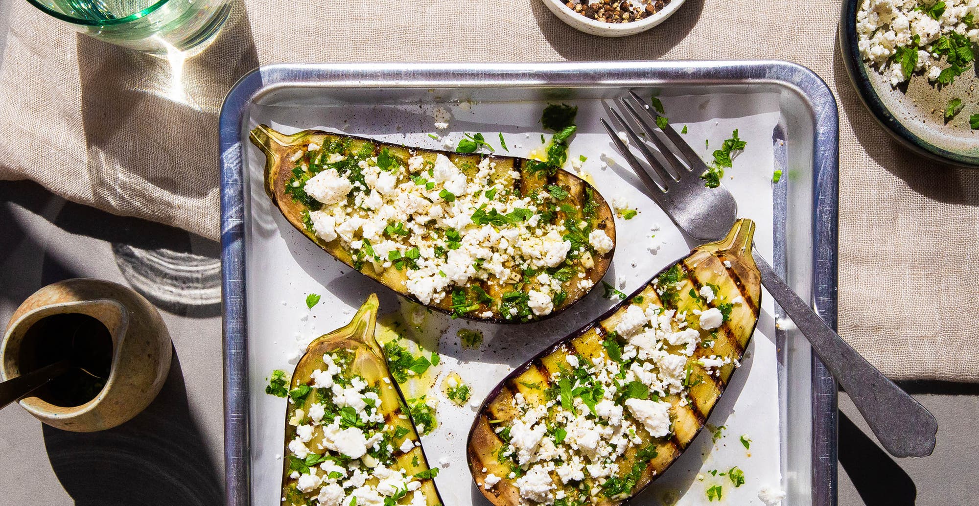 Grillet aubergine med urtedressing og fetaost