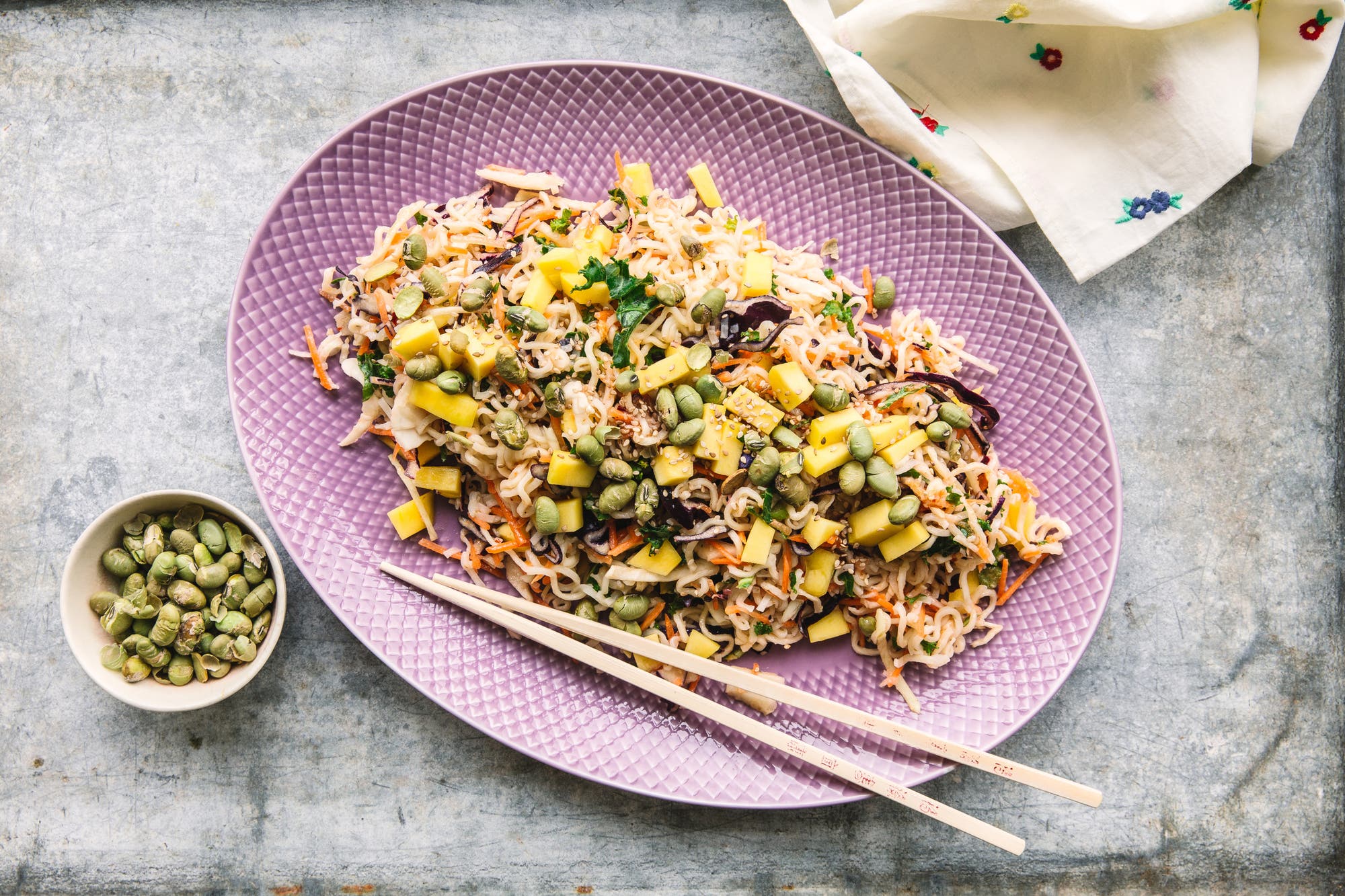 Nudelsalat med ristede edamamebønner & spicy dressing