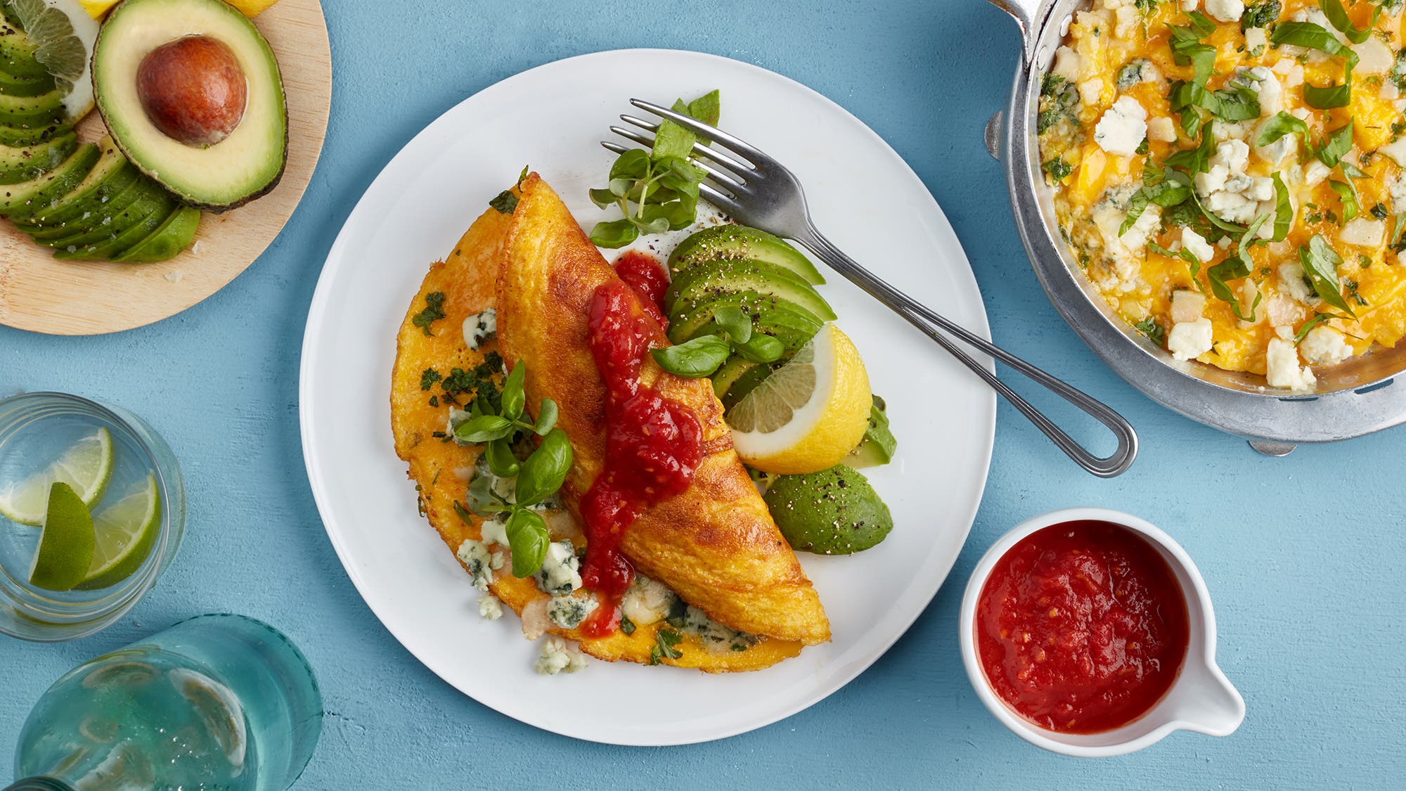 Omelett med tomatsaus og avokadosalat