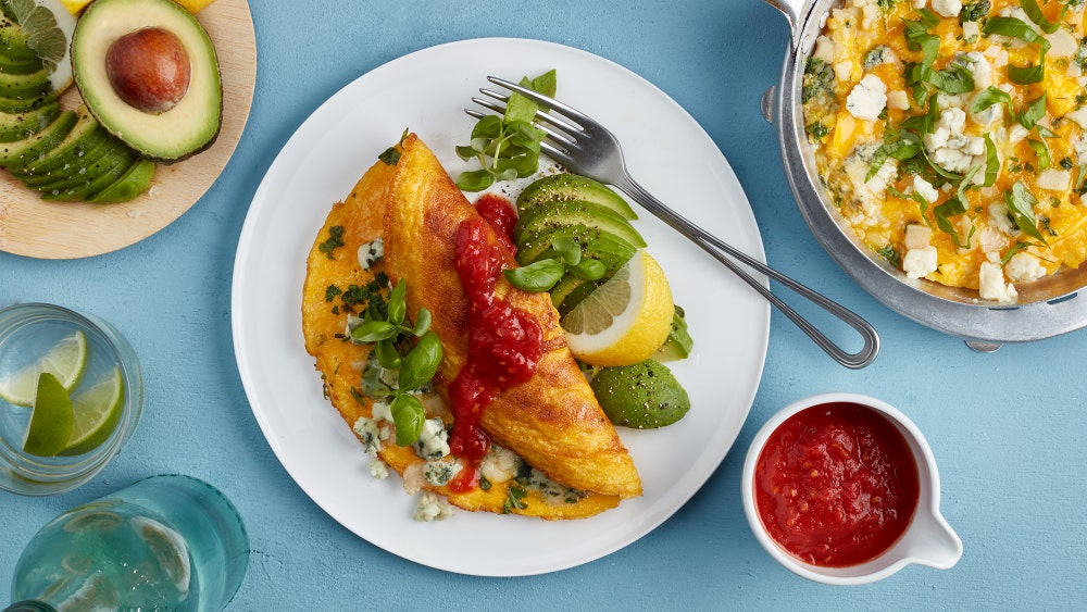 Omelett med tomatsaus og avokadosalat