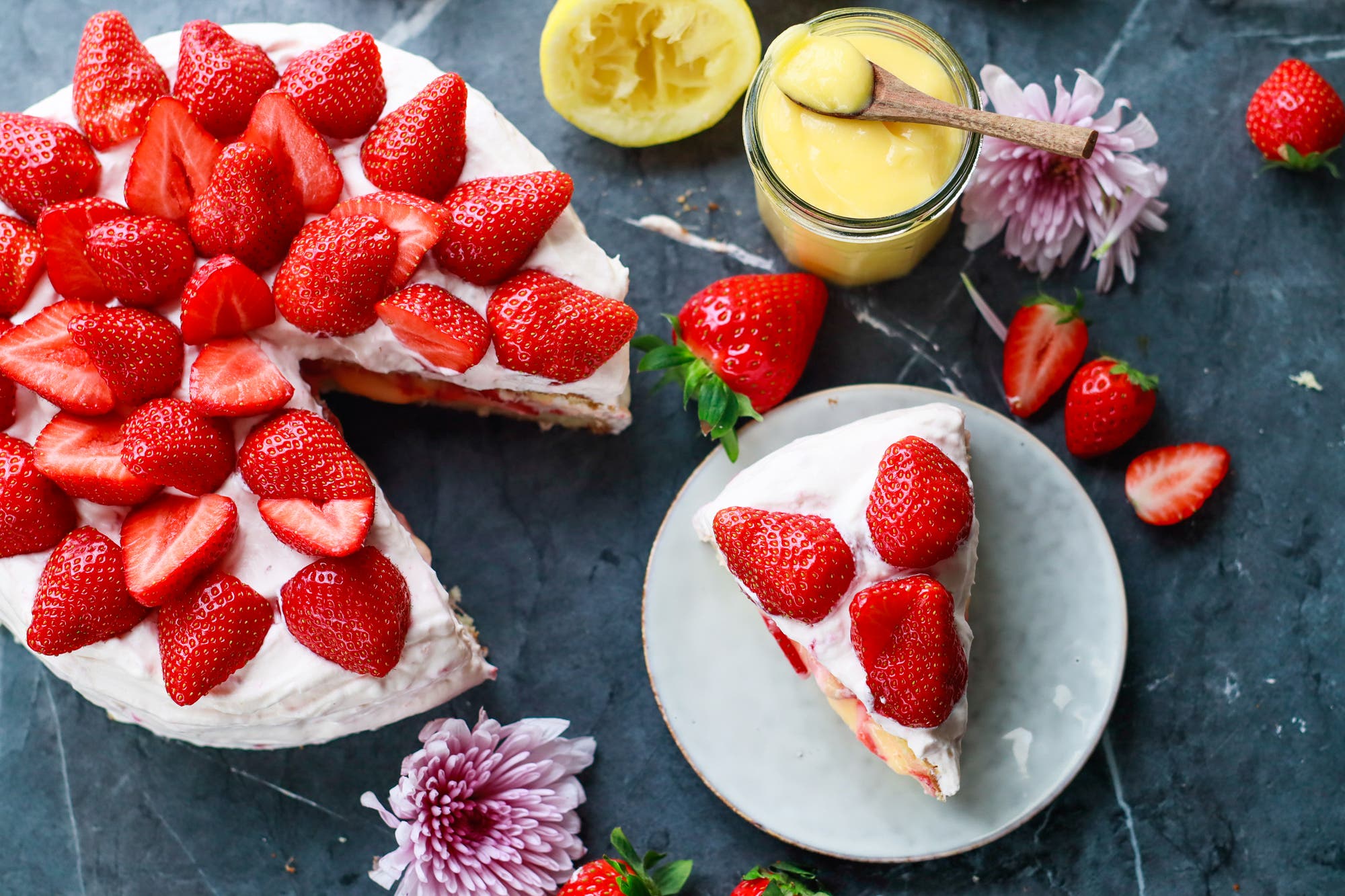 Bløtkake med jordbærkrem og lemon curd