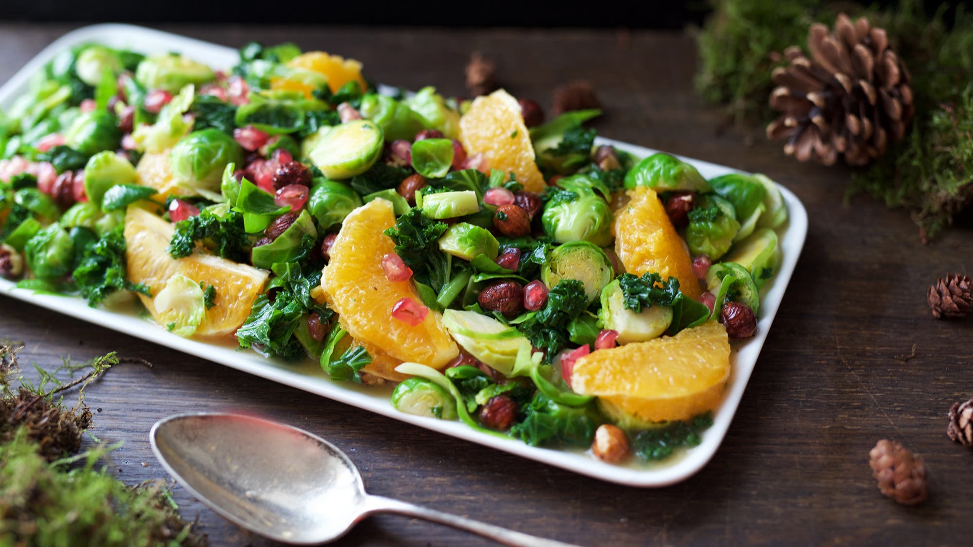 Julesalat med rosenkål og granateple