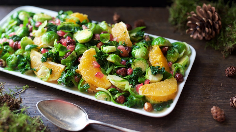 Julesalat med rosenkål og granateple
