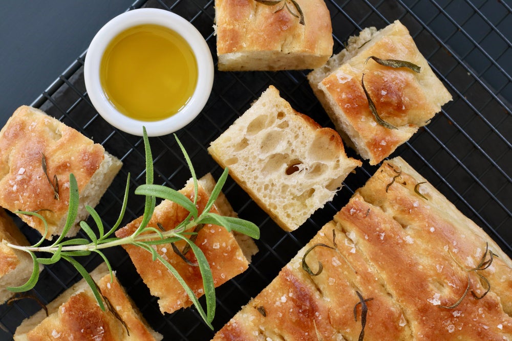 Surdeigsfocaccia med frisk rosmarin og havsalt