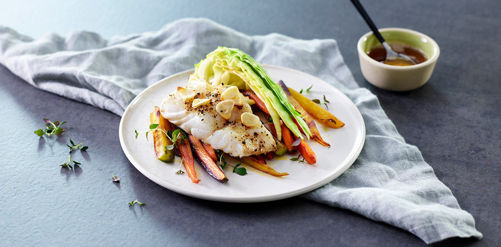 Ovnsbakt skrei med smørsaus, spisskål og rotgrønnsaker