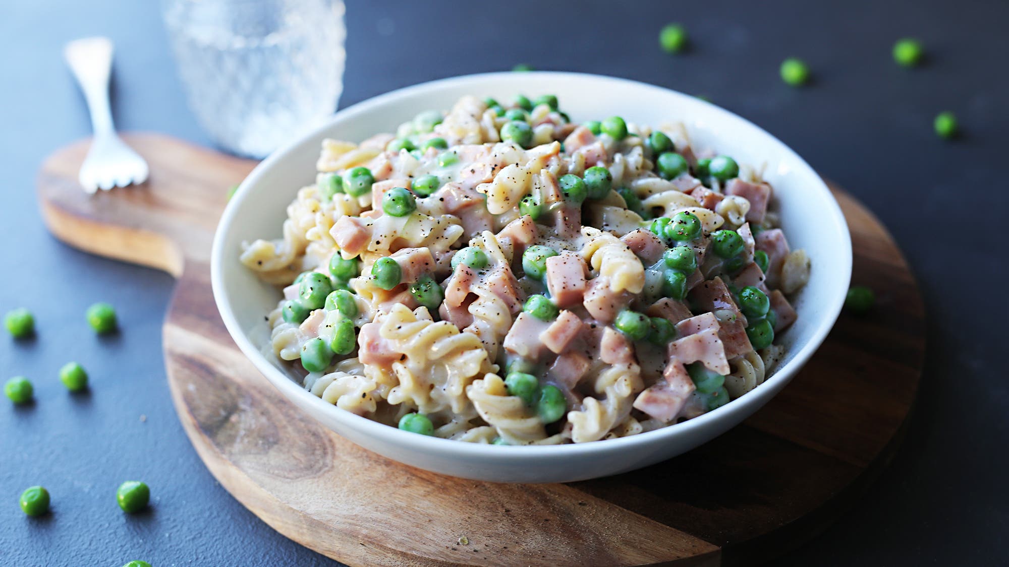 Pasta og skinke i hvit saus