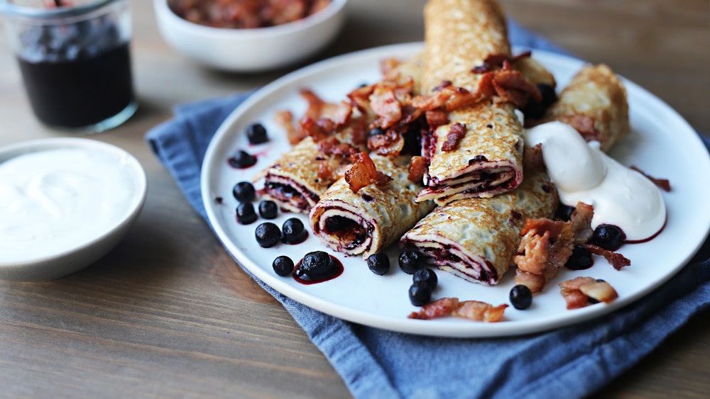 Pannekaker med bacon og blåbær