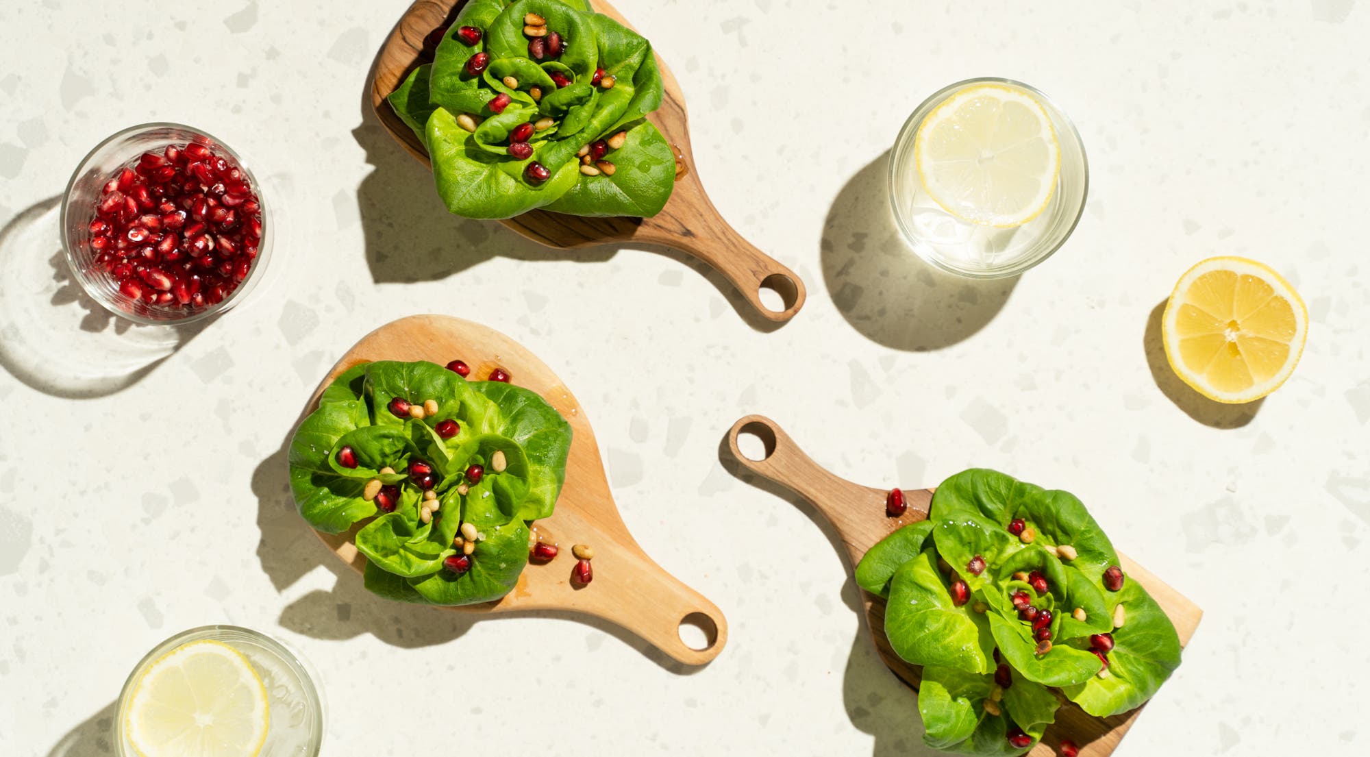 Babysalat med granateple og pinjekjerner