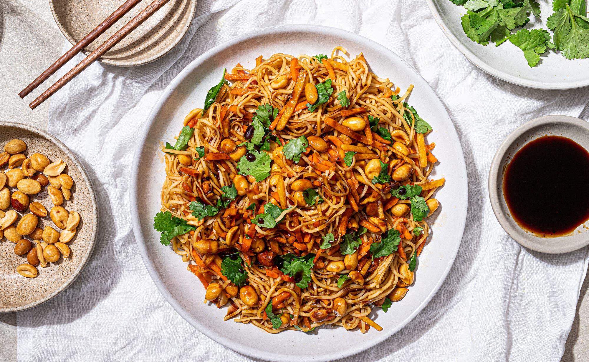 Rask thai nudelsalat med råkost og peanøtter