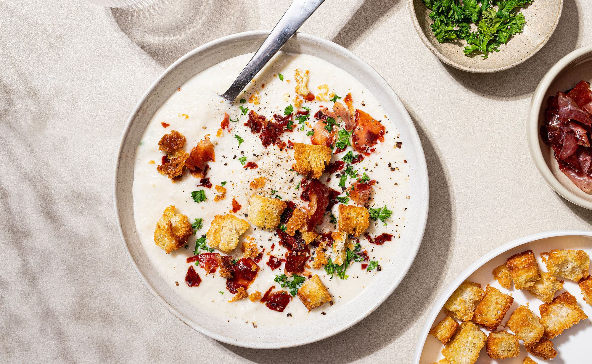 Rask blomkålsuppe med sprøstekt spekeskinke og krutonger