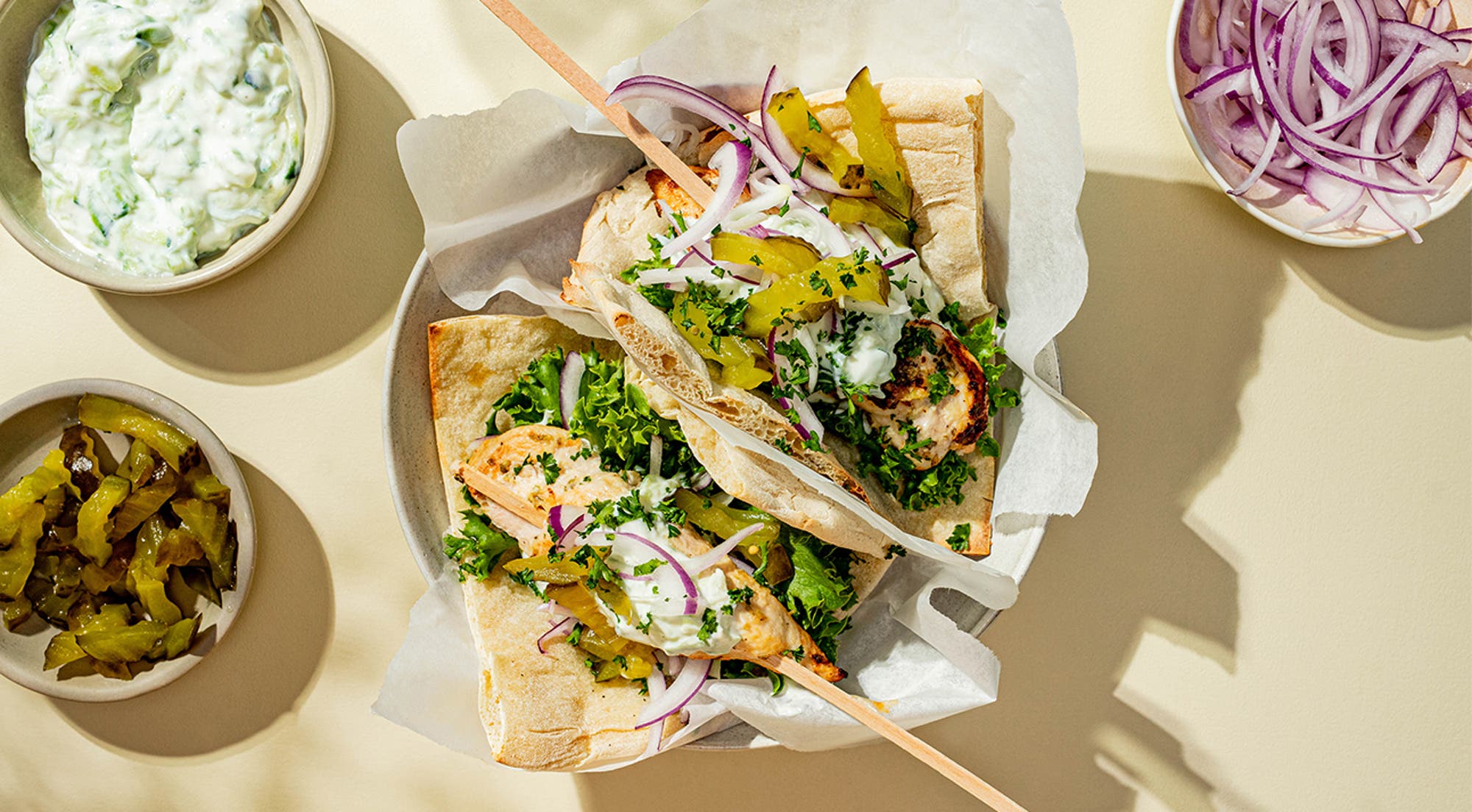 Kyllinggyros med yoghurtdressing