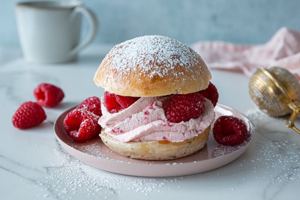 Fastelavnsboller med bringebærkrem og melis