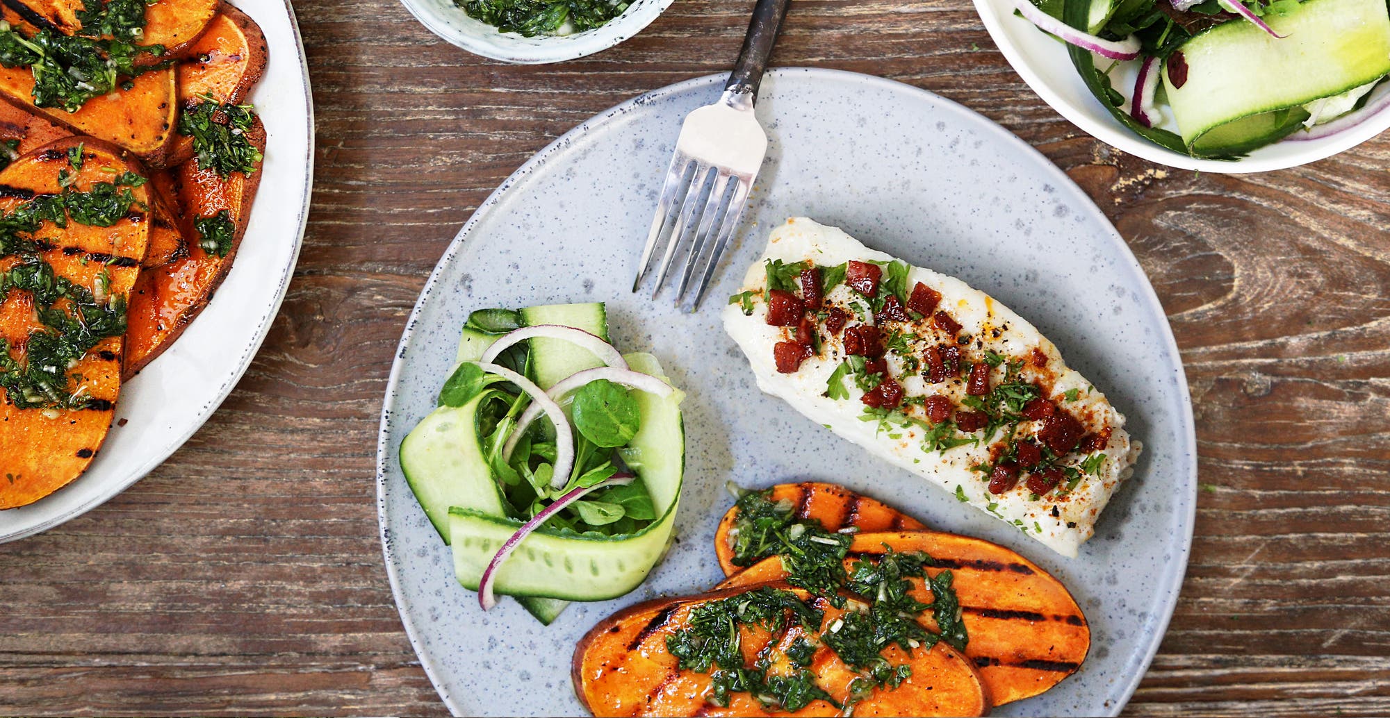 Grillet sei med søtpotet og agurksalat