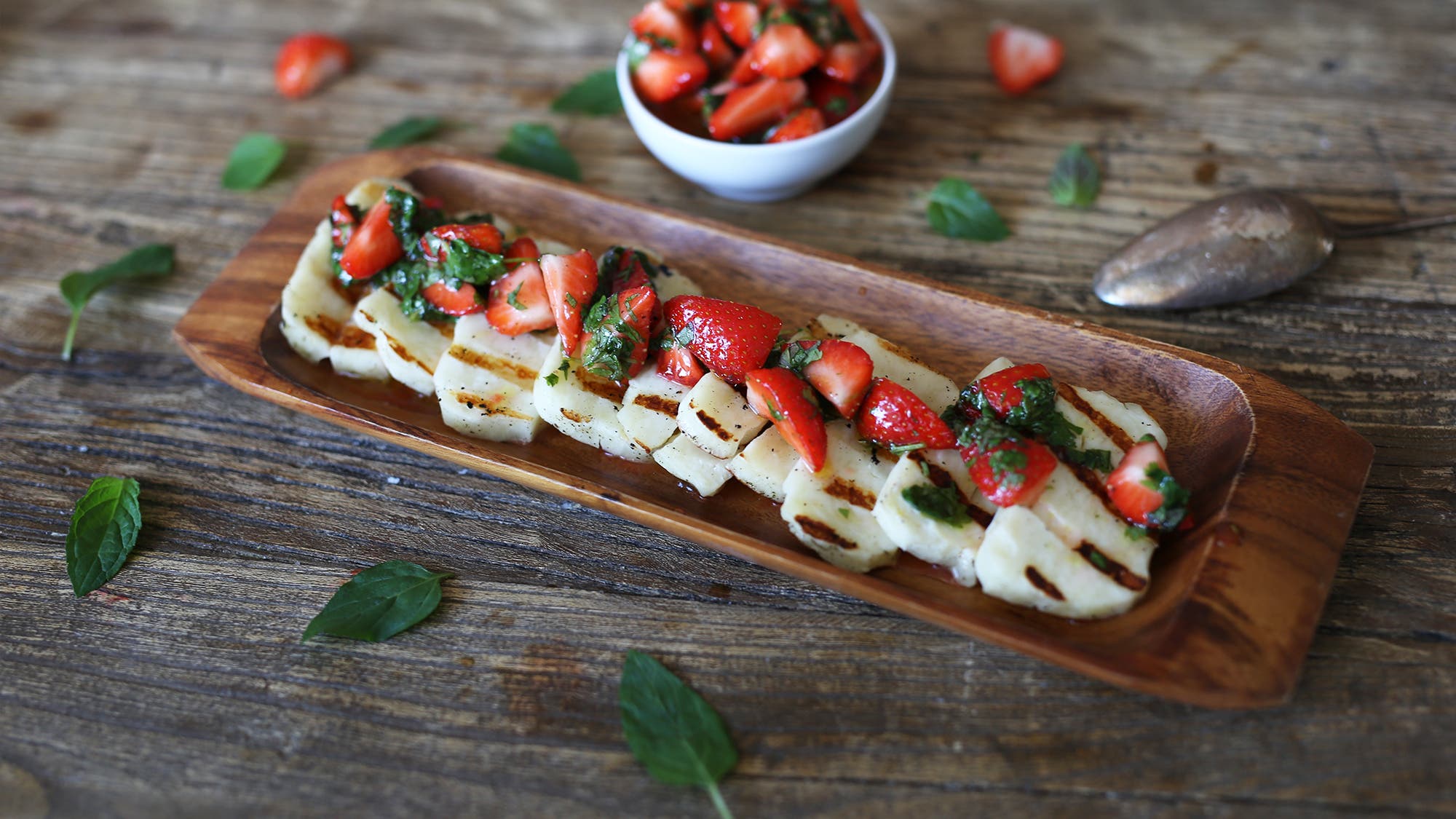 Grillet halloumi med jordbær og urter