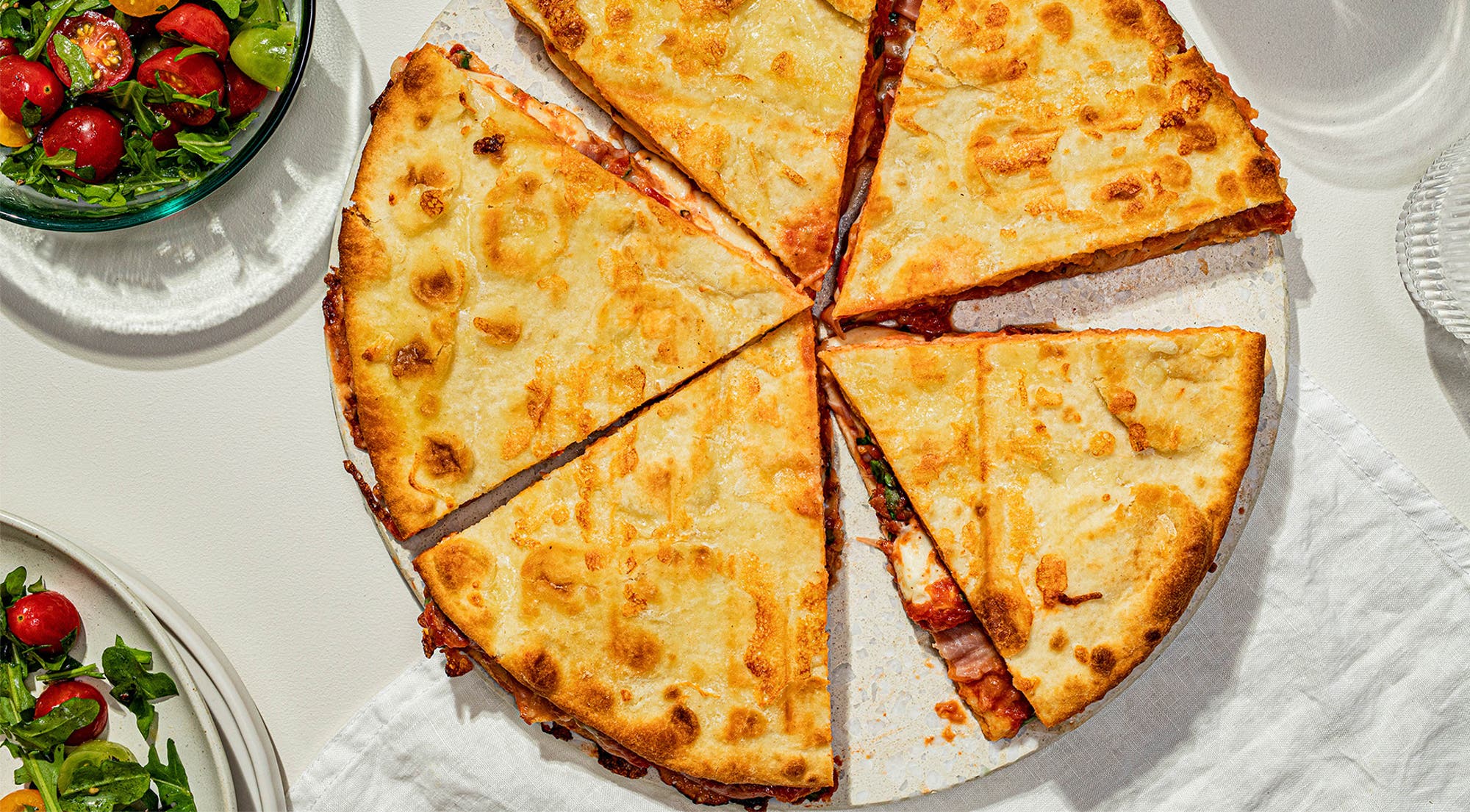 Pizzatoast med spekeskinke, basilikum og mozzarella