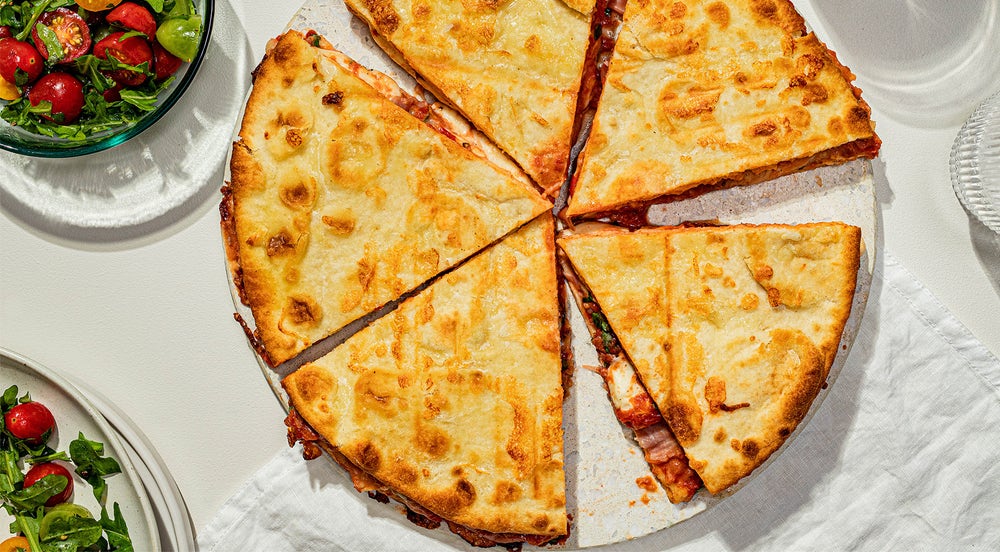 Pizzatoast med spekeskinke, basilikum og mozzarella