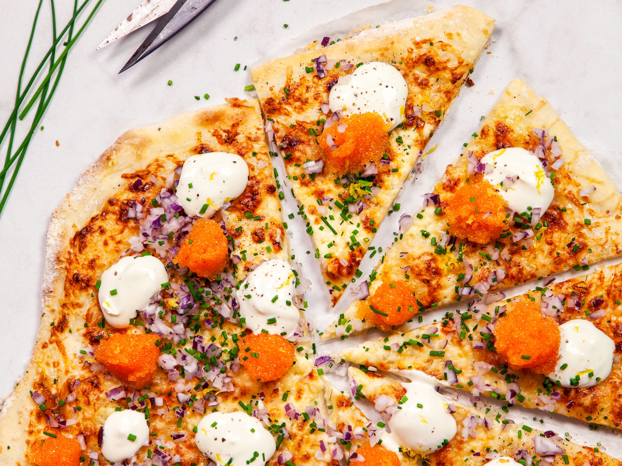 Løyromspizza med crème fraîche og gressløk