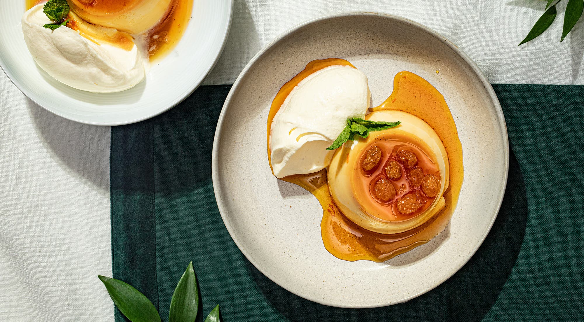 Karamellpudding med appelsin og gule rosiner