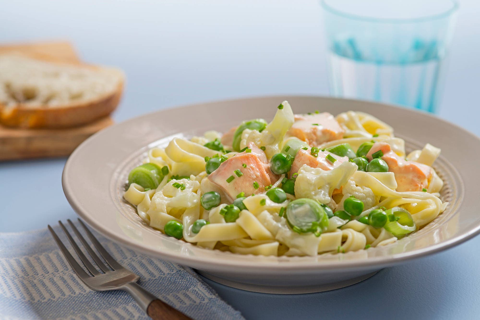 Pastalaks med erter og blomkål