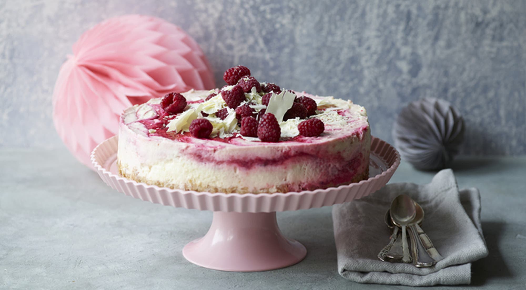 Fromasjkake med friske bringebær