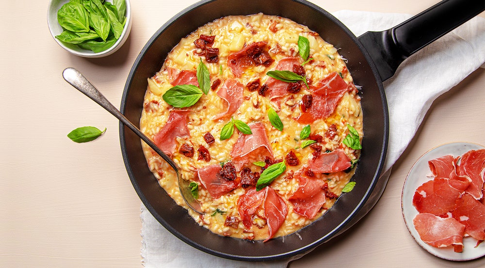 Enkel risotto med soltørket tomat og spekeskinke