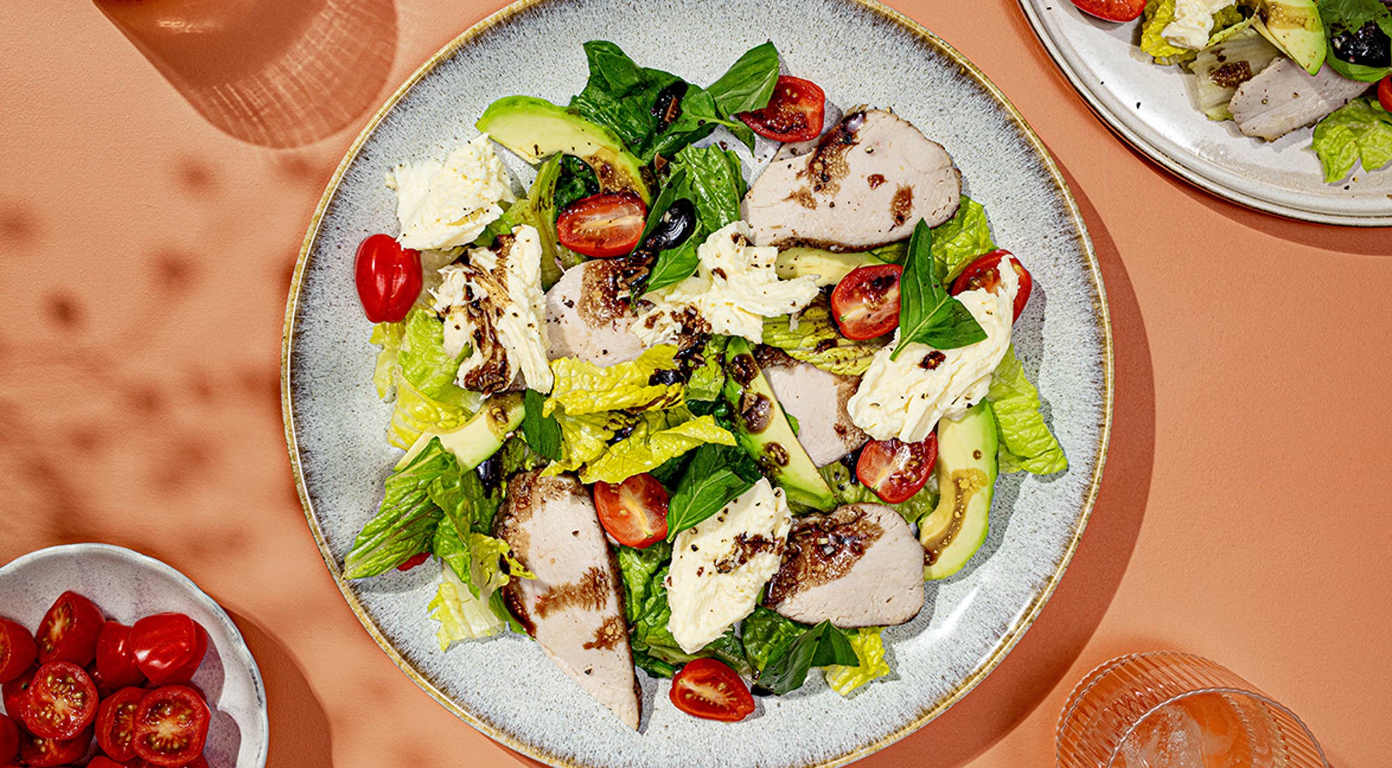 Kyllingsalat med mozzarella, avokado og tomat