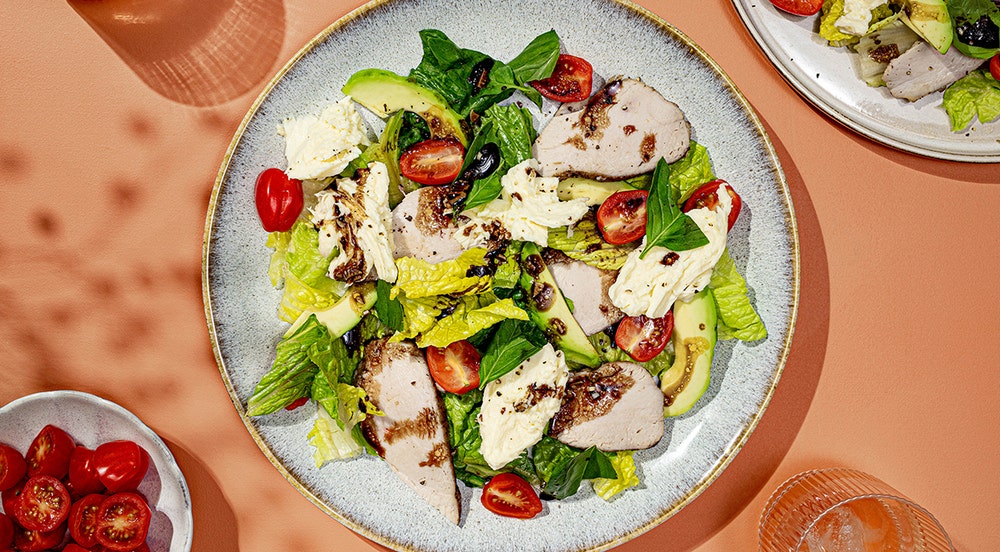 Kyllingsalat med mozzarella, avokado og tomat