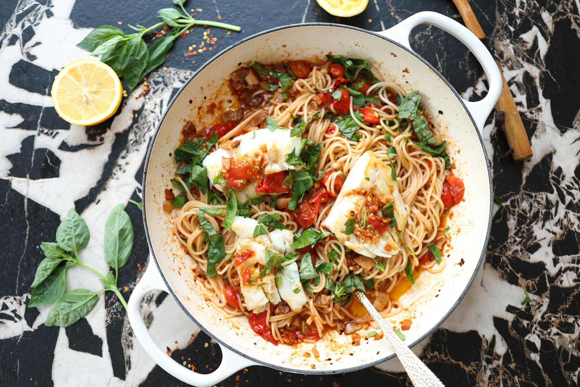 Pannestekt torsk med tomater og basilikum