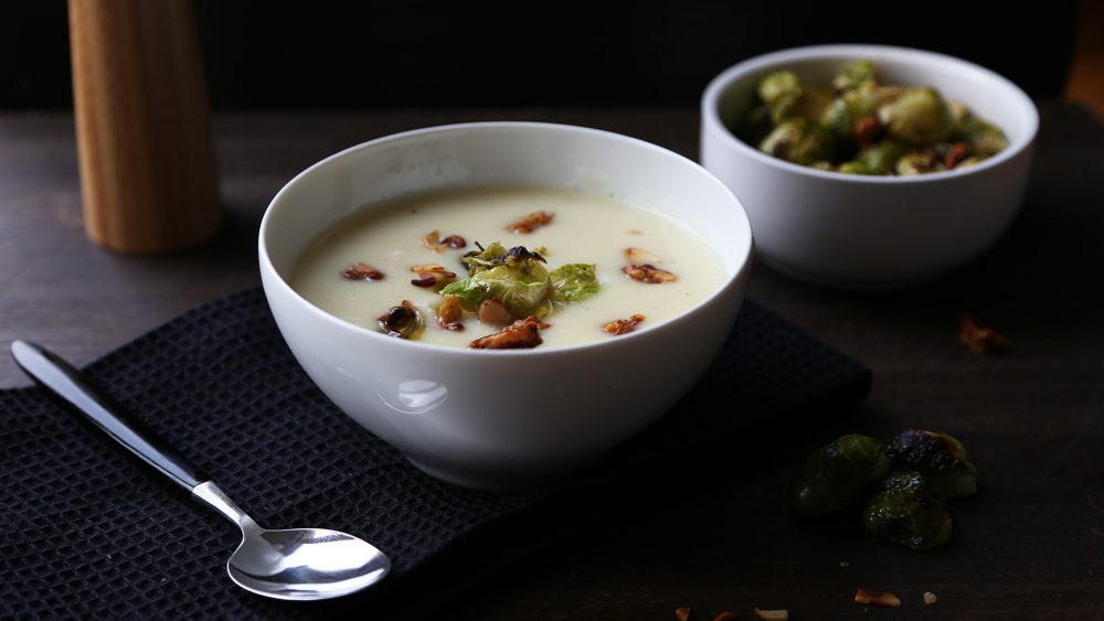 Potet og løksuppe med bakte rosenkål