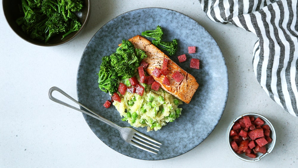 Laks med erte- og potetstappe