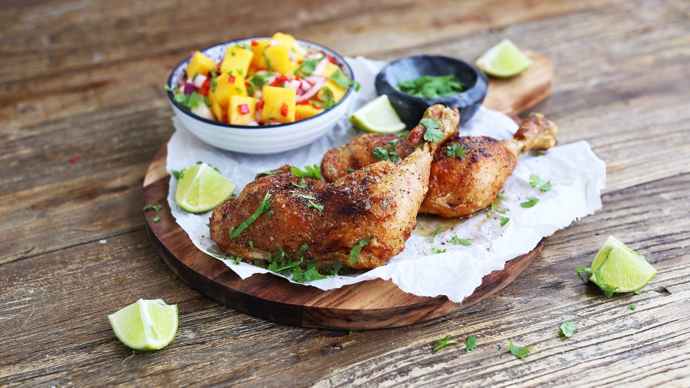 Grillet kyllinglår med mangosalsa og potetsalat