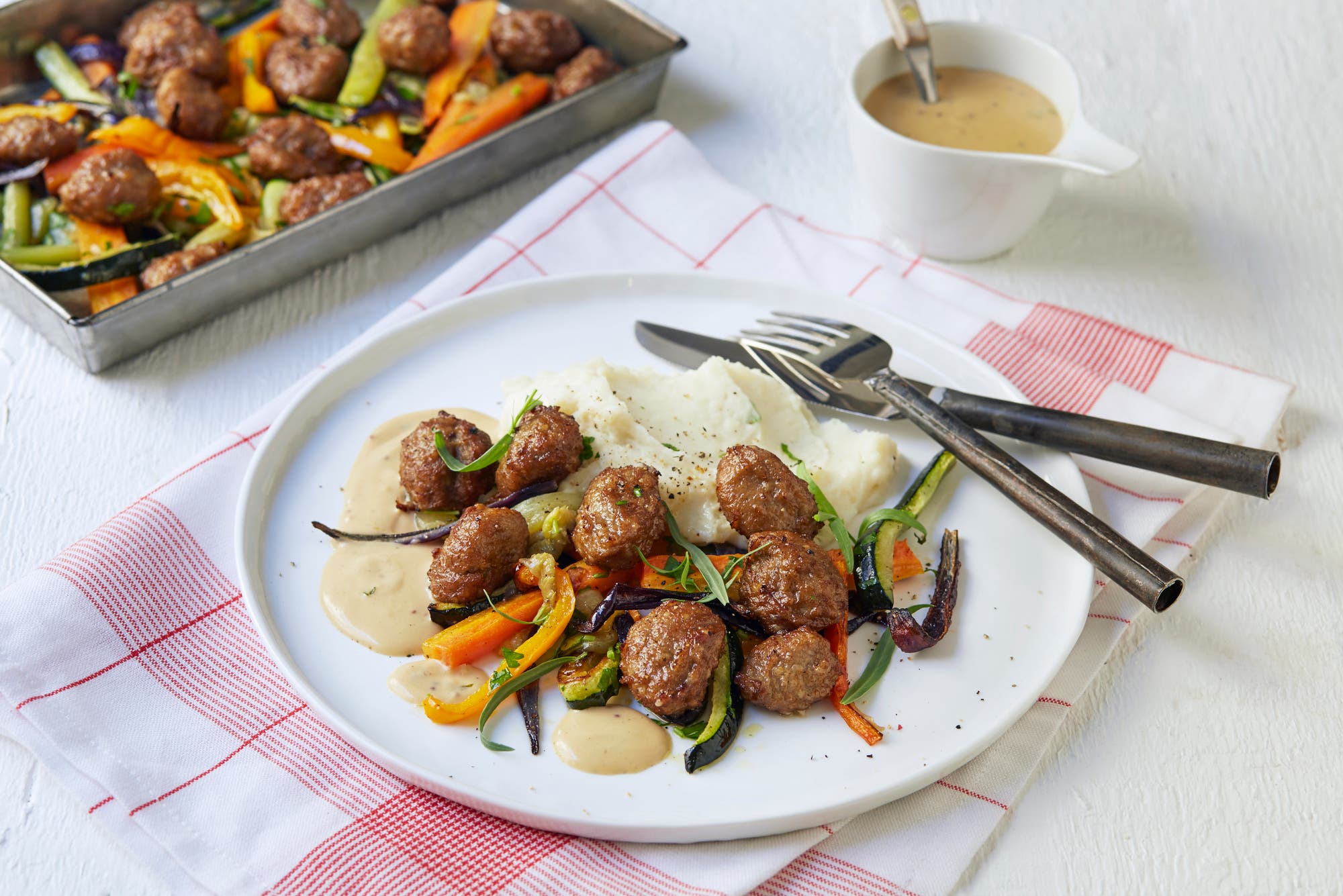 Kjøttboller med ovnsbakte grønnsaker og pikant fløtesaus