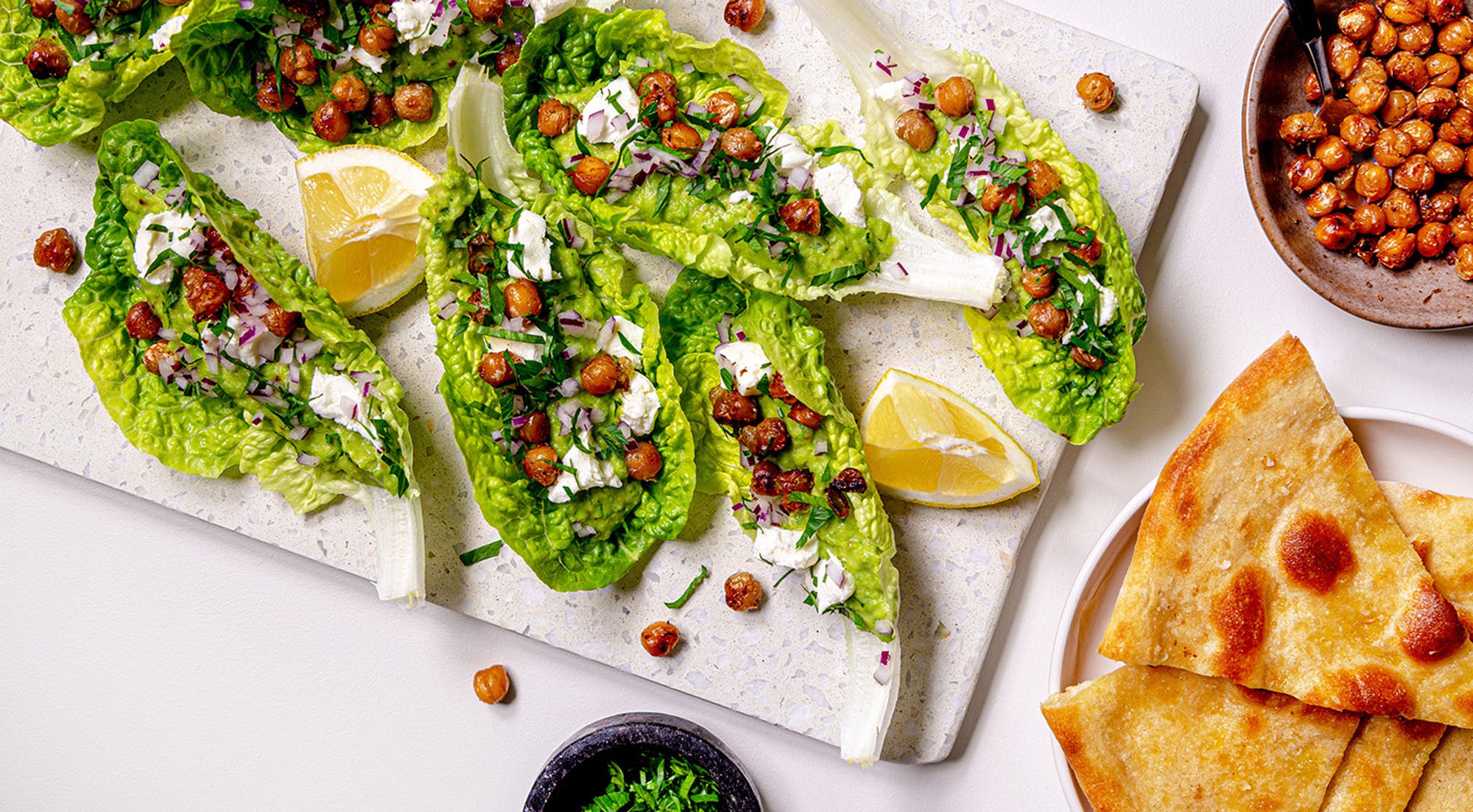 Lun grønn hummus med stekte kikerter og chevre