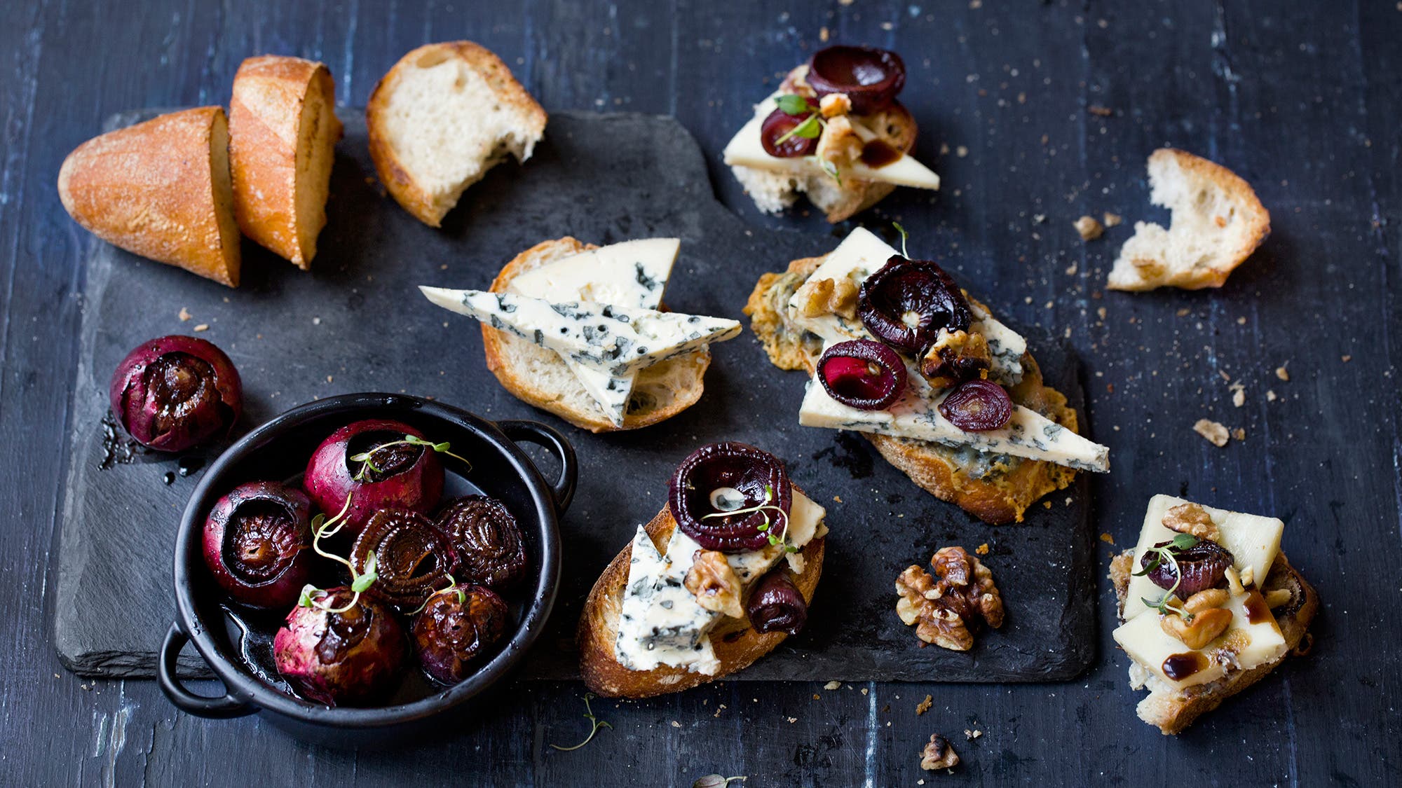 Crostini med gorgonzola, valnøtter og balsamicobakt småløk