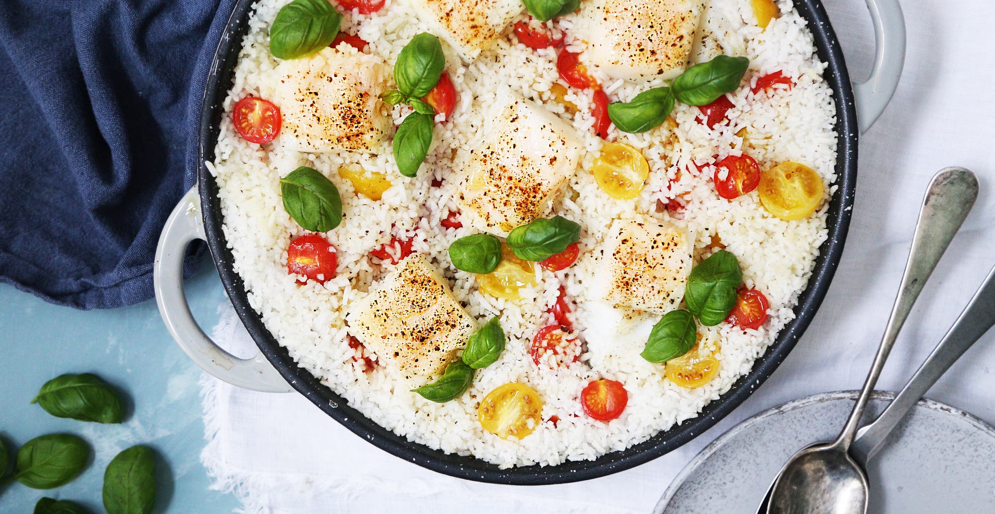 Alt-i-ett form med ris og torsk