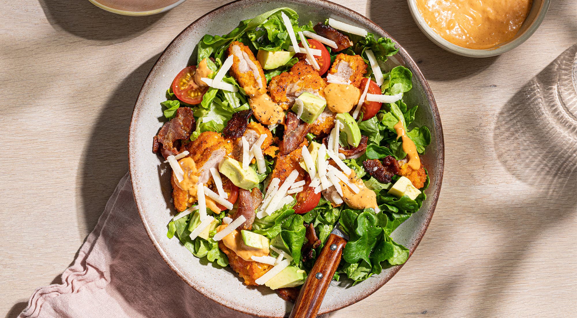 Rask salat med crispy kylling, bacon og avokado