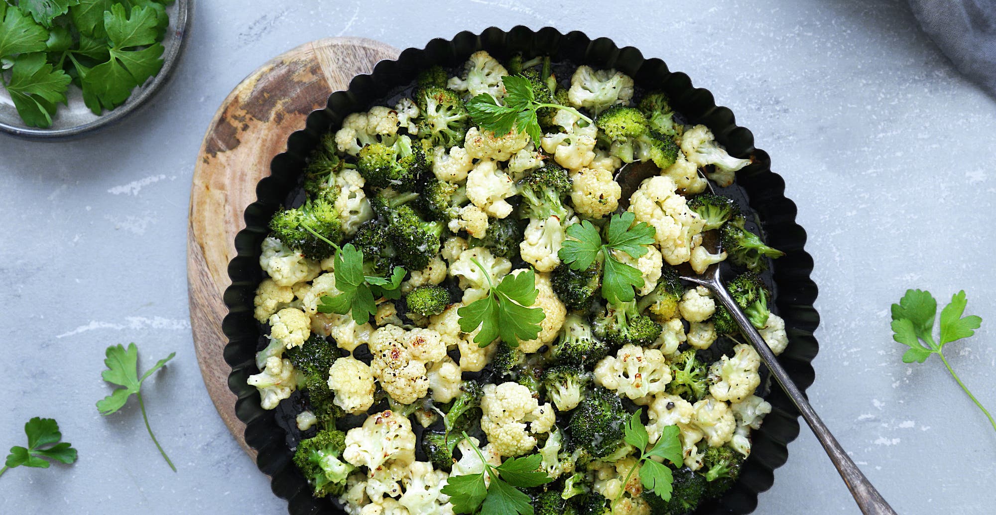 Ovnsbakt brokkoli og blomkål med parmesan