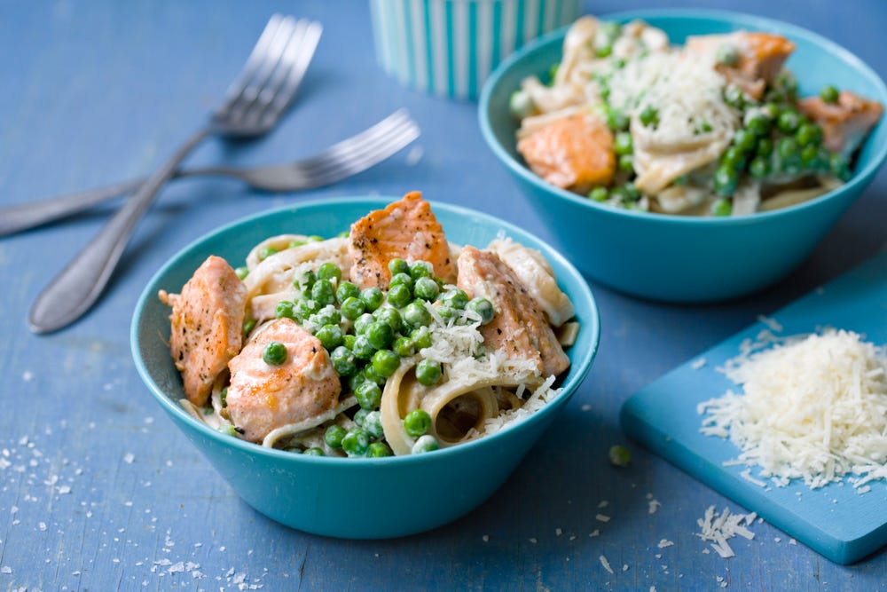 Fersk pasta med laks, fløte og erter